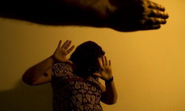 Padrasto tarado que 'brechava' a enteada de 13 anos no banho é condenado a 14 anos de cadeia