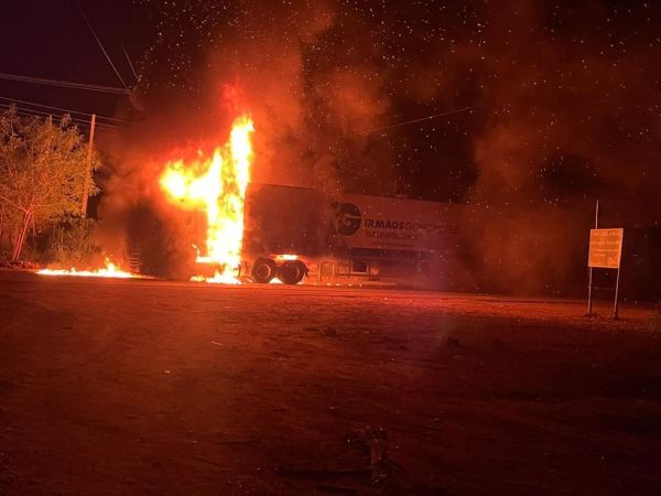 Carretas do Irmãos Gonçalves são incendiadas em Ariquemes, RO — Foto: Reprodução
