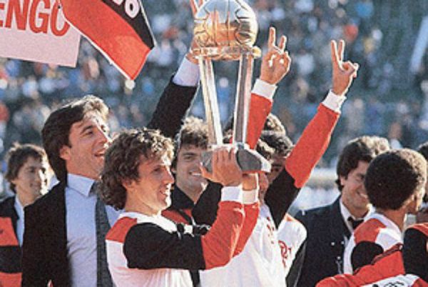 Zico/Arquivo pessoal Zico - taça - Copa Intercontinental 1981 _ equivalente ao atual mundial de clubes