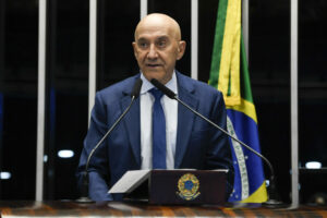 Confúcio Moura ‘catimba’, anuncia renúncia, mas todos veem gesto como estratégia; ‘ele está no jogo’
