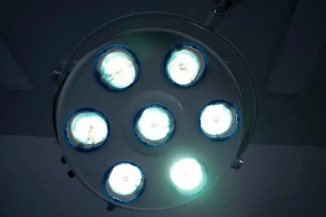 Luzes de uma sala de cirurgia