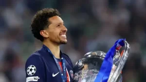 Marquinhos levantando a taça da Champions como capitão