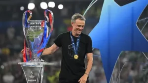 Luis Enrique erguendo a taça da Champions League