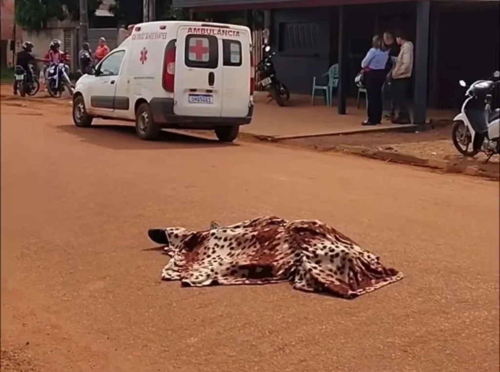 À faroeste – Percebe que vai morrer, corre, tropeça, cai e é crivado de balas por seu algoz