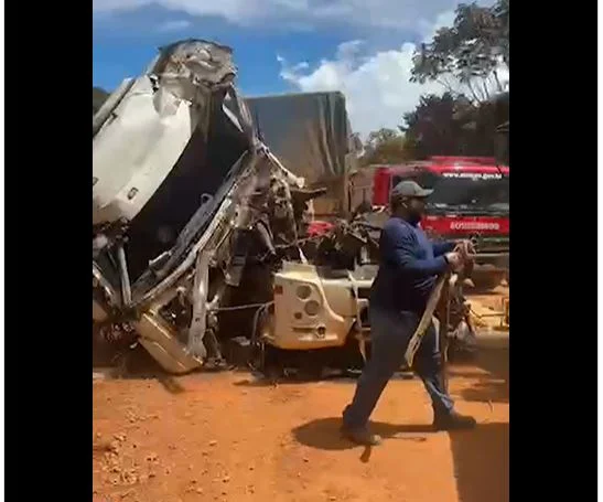 Carreteiro distraído ‘chapou’ na traseira de outra carreta e ficou presos às ferragens, na Expresso Porto