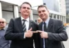 Flávio Bolsonaro só poderá visitar o pai depois da eleição e diz que Moraes tenta “interferir no pleito”