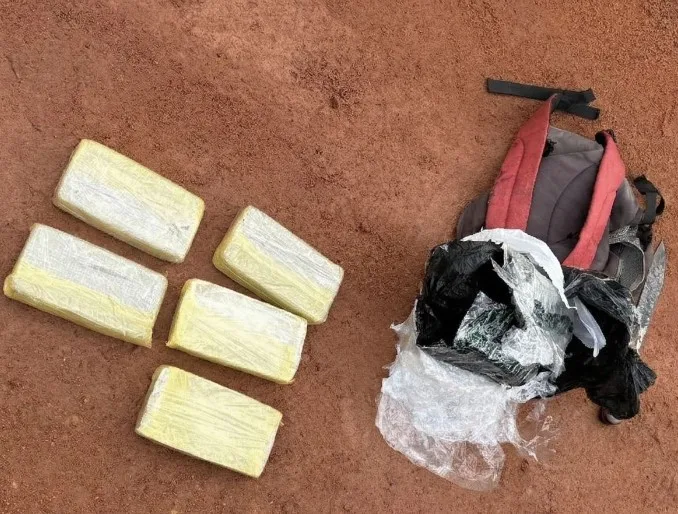 Forças de segurança prendem 3 suspeitos e apreendem 13kg de drogas, em Rolim