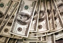 Dólar opera em alta e bate R$ 5,12, após dados mais fortes de emprego nos EUA; Ibovespa cai