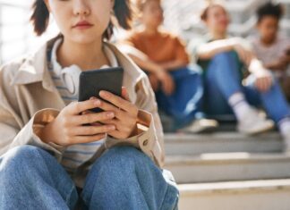 Austrália dobra multa a plataformas que violarem proibição de redes sociais para menores de 16