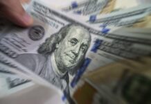 Dólar abre em queda, com eleições ainda no radar e à espera do Fed