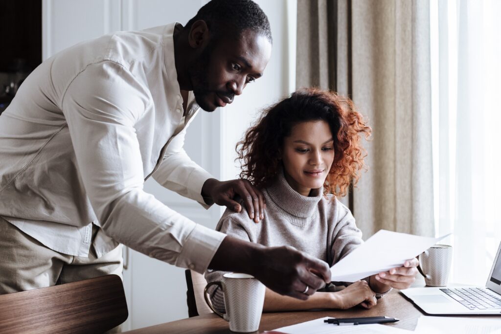 Se namorar no trabalho não é proibido, por que tanta gente ainda esconde a relação?