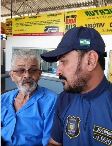 Homem perdido na rodoviária de Cacoal recebe apoio da Guarda Civil Patrimonial, que tenta localizar familiares