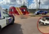 Colisão entre picapes deixa veículo capotado no centro