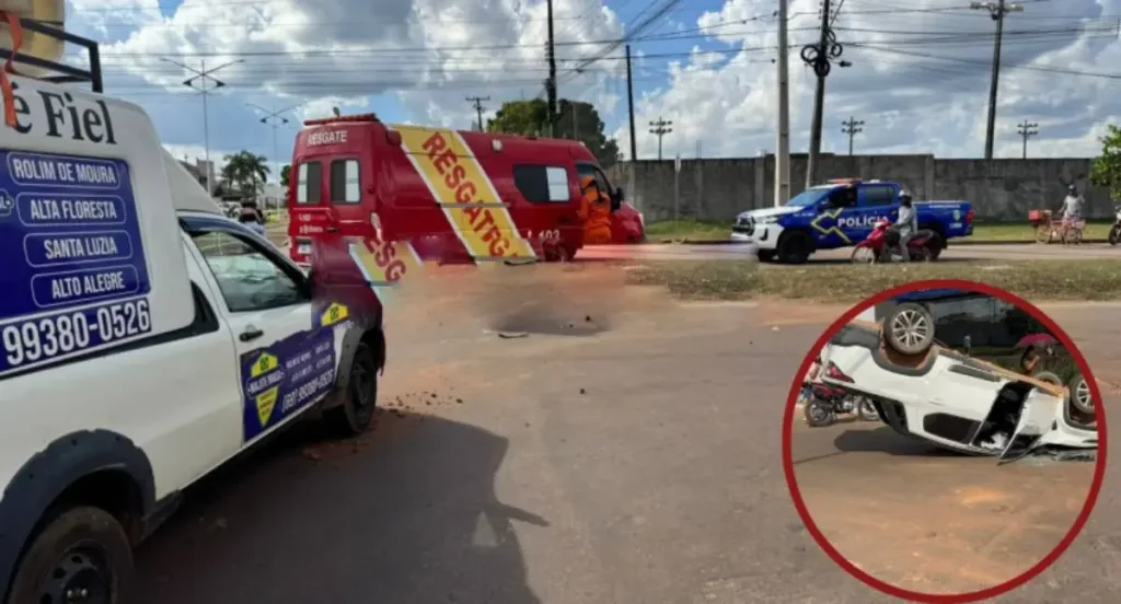 Colisão entre picapes deixa veículo capotado no centro