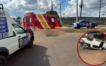Colisão entre picapes deixa veículo capotado no centro