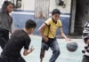 De muleta, menino joga basquete com habilidade e encanta milhões nas redes