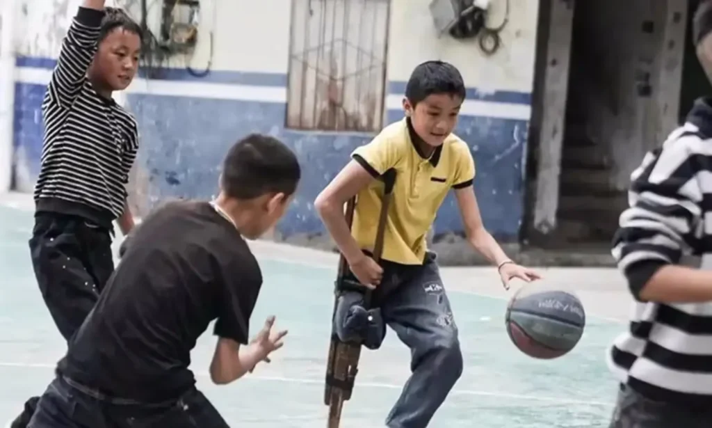 De muleta, menino joga basquete com habilidade e encanta milhões nas redes