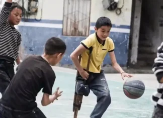 De muleta, menino joga basquete com habilidade e encanta milhões nas redes