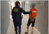 Transtornada, mulher dependente química ameaçava atacar estudantes com facão velho, mas é contida em frente a escola