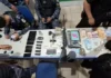 Ao ver a PM, ‘Soró’ dá pinote, pula muros, invade casas, mas é preso com $13 mil, drogas e apetrechos