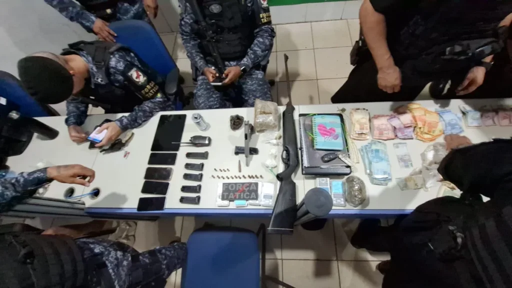 Ao ver a PM, 'Soró' dá pinote, pula muros, invade casas, mas é preso com $13 mil, drogas e apetrechos