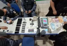 Ao ver a PM, ‘Soró’ dá pinote, pula muros, invade casas, mas é preso com $13 mil, drogas e apetrechos