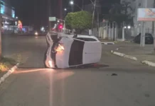 Motorista de aplicativo ‘apaga’, bate e capota carro em frente ao Sesi da Avenida Rio de Janeiro