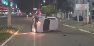 Motorista de aplicativo ‘apaga’, bate e capota carro em frente ao Sesi da Avenida Rio de Janeiro