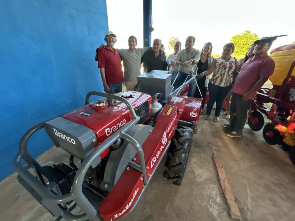 Associação Águas Claras em Vilhena recebem implementos agrícolas de Cirone e Amanda