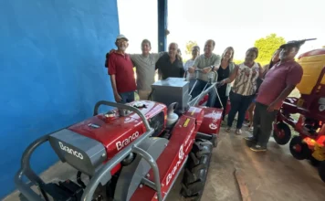 Associação Águas Claras em Vilhena recebem implementos agrícolas de Cirone e Amanda