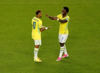 Brasil vence a Escócia por 3 a 0, confirma liderança do grupo e aguarda definição do adversário no mata-mata