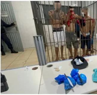 Quarteto armado com facas, ataca jovens na hora do jogo, rouba celulares, mas é preso em seguida