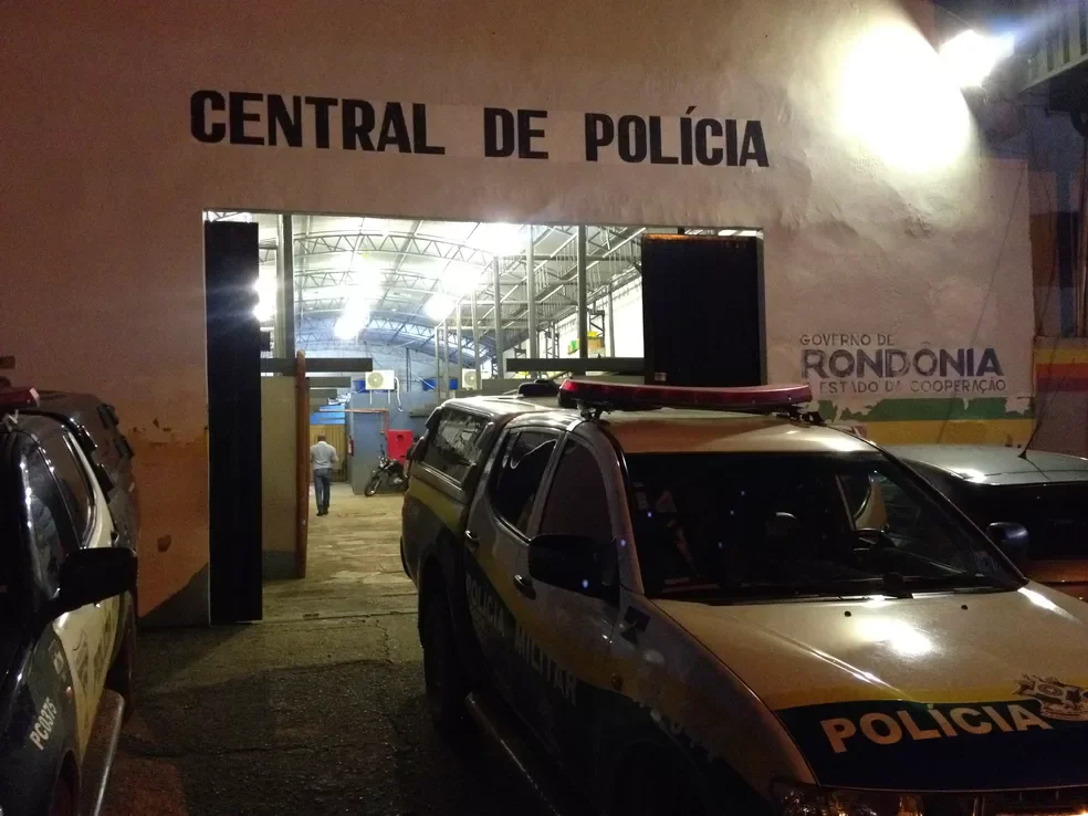 Barraco sexual - Marca programa com mulher, mas encontra travestis, ao chegar em motel e vão parar na Polícia