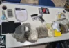 Para salvar o couro, traficante do CV foge e deixa a mulher ‘à própria sorte’; ela é presa com drogas e arma