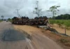 Carreta com soja tomba no ‘Arco Norte’, perde a carga, mas motorista não se fere