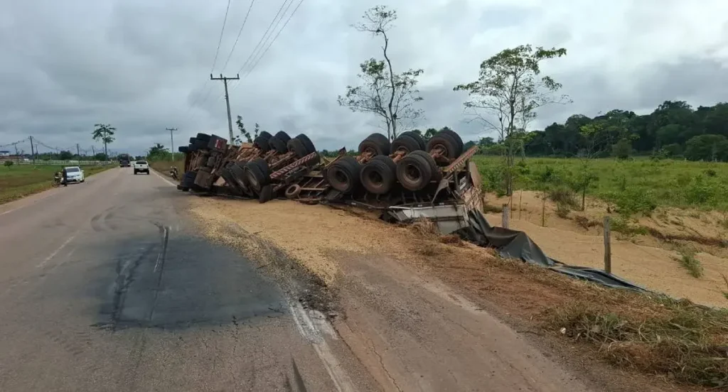 Carreta com soja tomba no 'Arco Norte', perde a carga, mas motorista não se fere