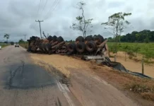 Carreta com soja tomba no ‘Arco Norte’, perde a carga, mas motorista não se fere