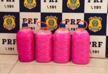 Cor-de-rosa – PRF apreende 19 kg de cocaína líquida disfarçada de desinfetante em ônibus