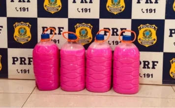 Cor-de-rosa – PRF apreende 19 kg de cocaína líquida disfarçada de desinfetante em ônibus