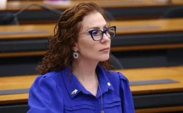 Justiça da Itália diz que Moraes foi ‘vítima’ e ‘juiz’ e publica decisão que anulou extradição de Zambelli