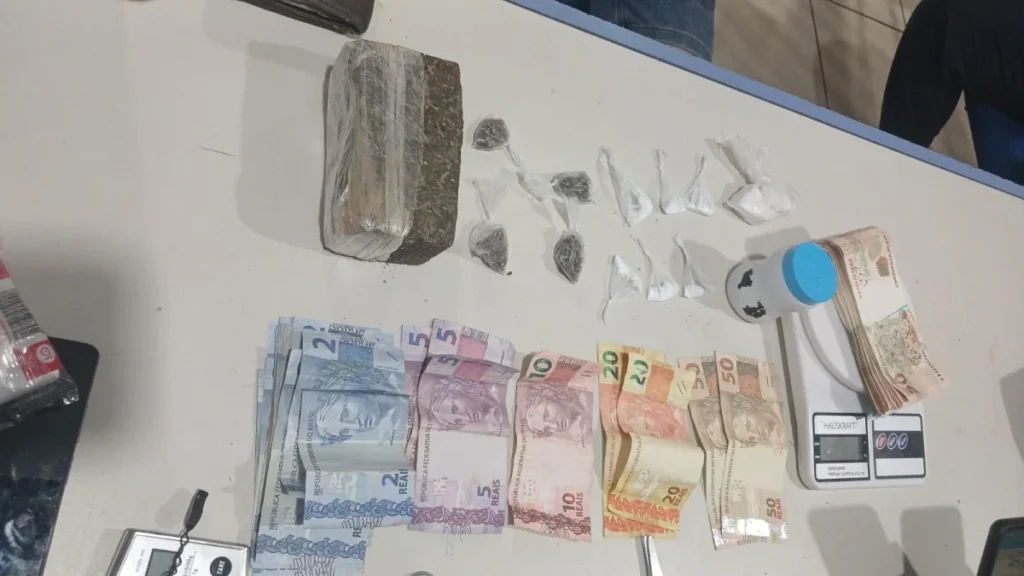 Polícias fecham 'boca', aprendem dinheiro, 'apetrechos' e prendem dois acusados