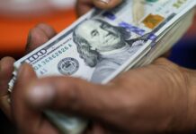 Dólar abre em queda, com petróleo e tarifaço no radar