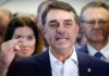 Caça às bruxas – Flávio Bolsonaro é intimado pela PF a entregar passaportes por ordem de Moraes