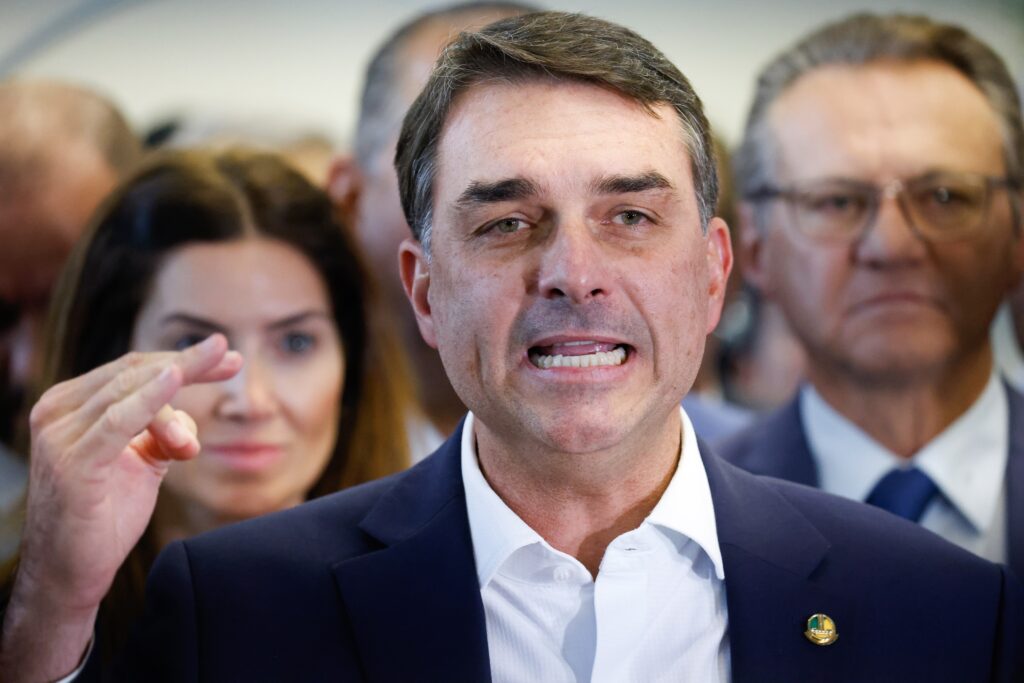 Caça às bruxas - Flávio Bolsonaro é intimado pela PF a entregar passaportes por ordem de Moraes