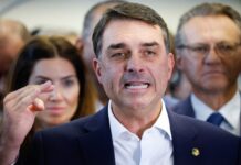 Caça às bruxas – Flávio Bolsonaro é intimado pela PF a entregar passaportes por ordem de Moraes
