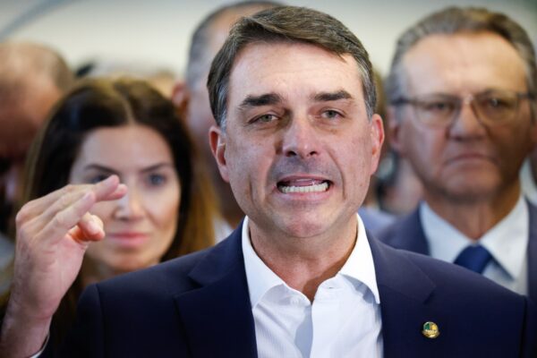 Caça às bruxas – Flávio Bolsonaro é intimado pela PF a entregar passaportes por ordem de Moraes