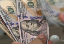 Dólar abre em alta, com petróleo perto de US$ 100 no radar