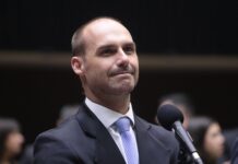 Eduardo Bolsonaro pode perder cargo na PF; veja carreira e salário