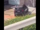 Em possível surto, universitária usa o carro para atropelar vizinho e destruir portão