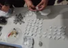 ‘Point de droga’ funcionava no bar de fachada da vila de apartamentos, na Leste; polícia prende três